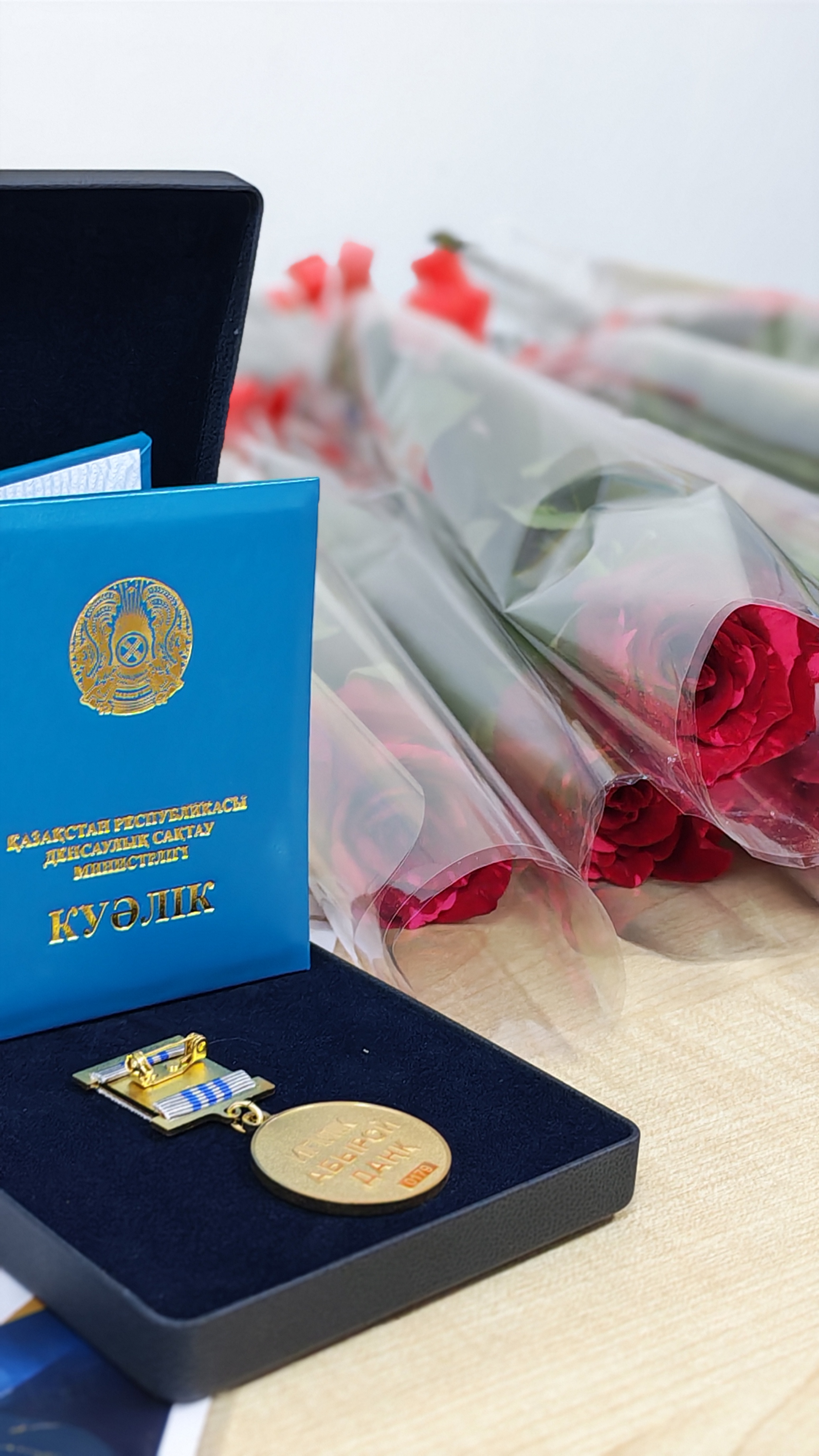 Награды и цветы ко Дню Республики Казахстан